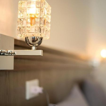 Comfy M.U.Den Patong Phuket Hotell Exteriör bild