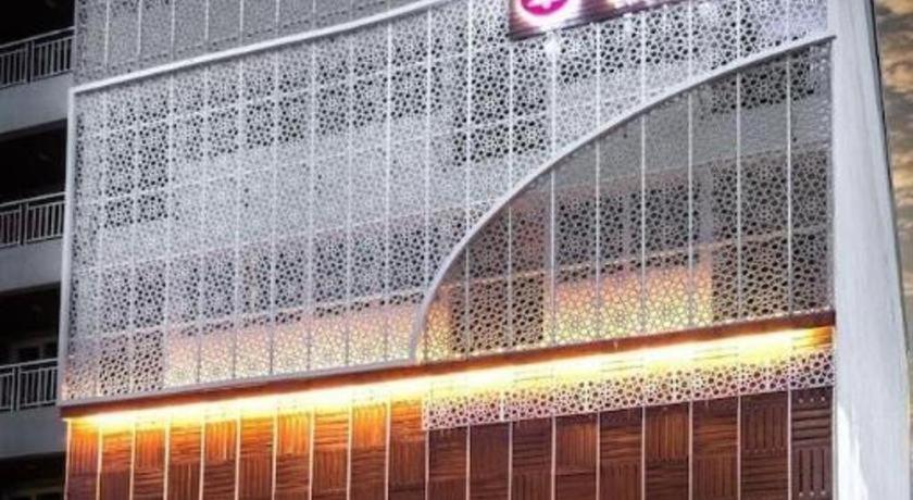 Comfy M.U.Den Patong Phuket Hotell Exteriör bild